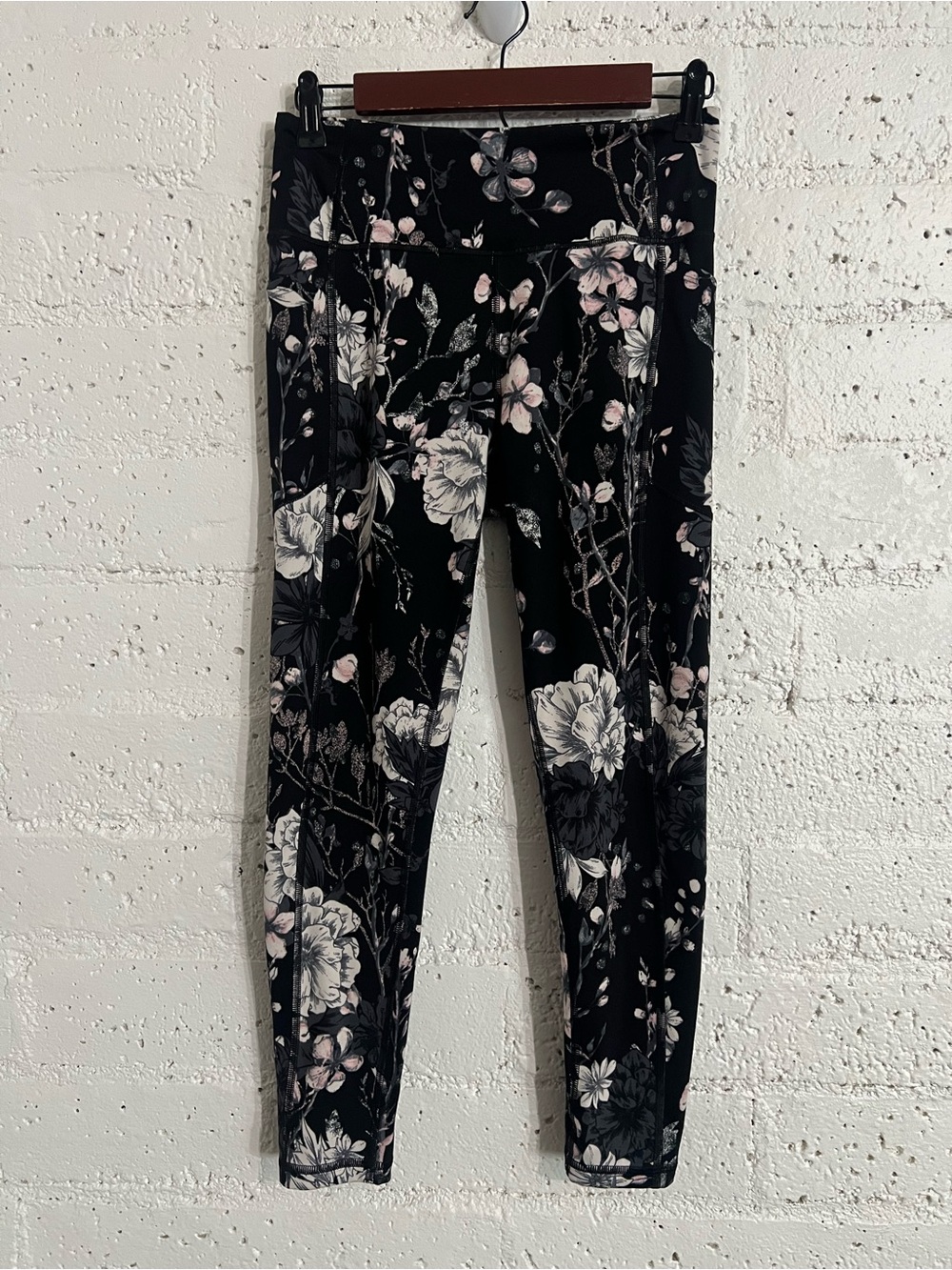 Victorias Secret Athletic Leggings 8 Black Pink Floral Pockets Ankle Gym Yoga A5